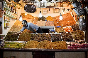 דוכן פירות יבשים בשוק של מרקש. שוּקי העיר מרקש הם מהססגוניים במרוקו ובעולם.