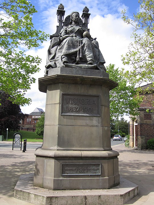 Queen Victoria statue, St Helens (5).JPG