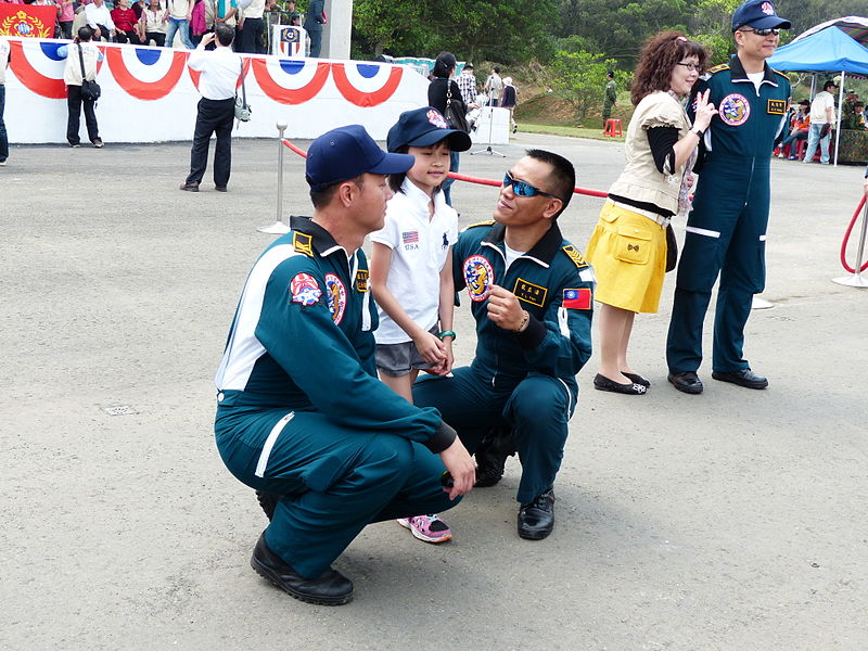 File:ROCA Dragon Team Crew C. H. Chang and Y. L. Pan Photoing with Girl 20140329.jpg