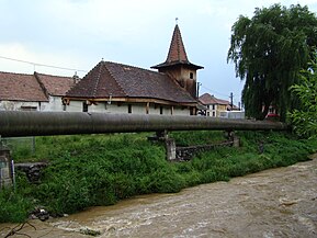 Biserica de lemn și râul Sadu