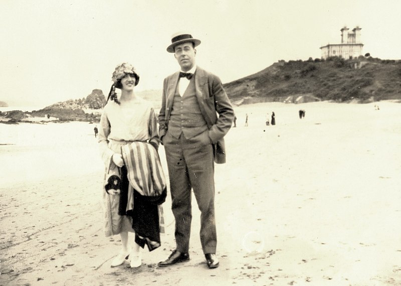 File:Ramón Otero Pedrayo xunto a Fita na praia, contra 1923.jpg