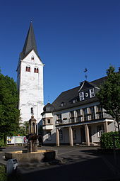 Ev. Kirche und Rathaus im Zentrum