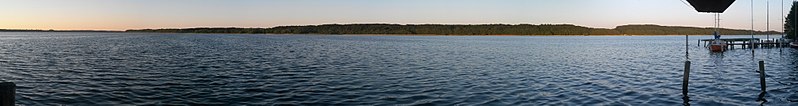 Panoramatický pohled na jezero Ratzeburg z mola Buchholz