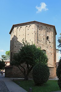 Ravenna - Battistero Neoniana.jpg