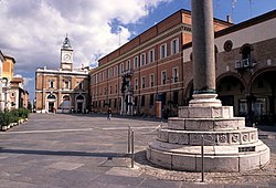 Ravenna - Piazza del Popolo e Palazzo Comunale.jpg
