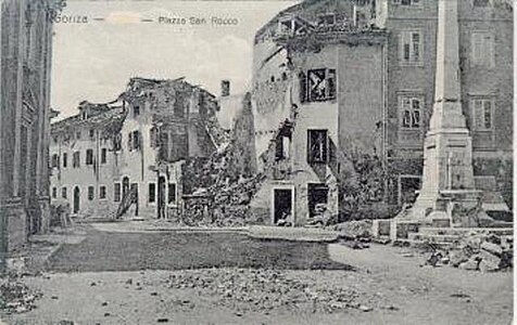 Plaça San Rocco a Gorizia, parcialment destruïda pels combats