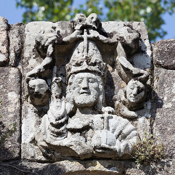 File:Relevo nas ruínas de Santa Mariña Dozo - Cambados-CA19.jpg