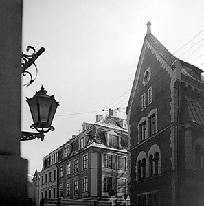 Po prawej: Neogotycki budynek z 1901 roku, wzorowany na "Domu Julii" w Weronie. Ulica Pils iela 11