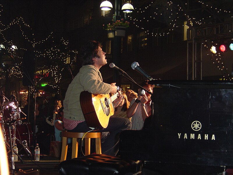 File:Rufus Wainwright piano.jpg