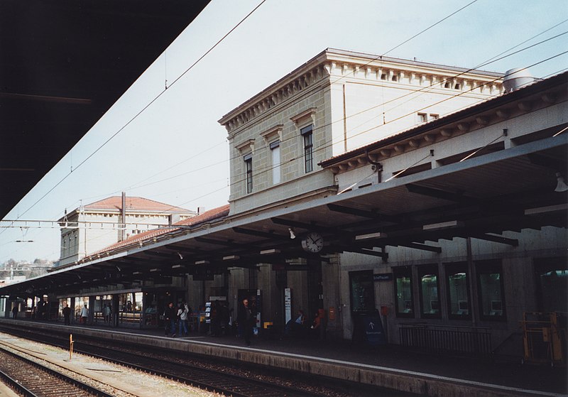 File:SBB Historic - F 122 00947 003 - Schaffhausen Bahnhofgebaeude Bahnseite.jpg