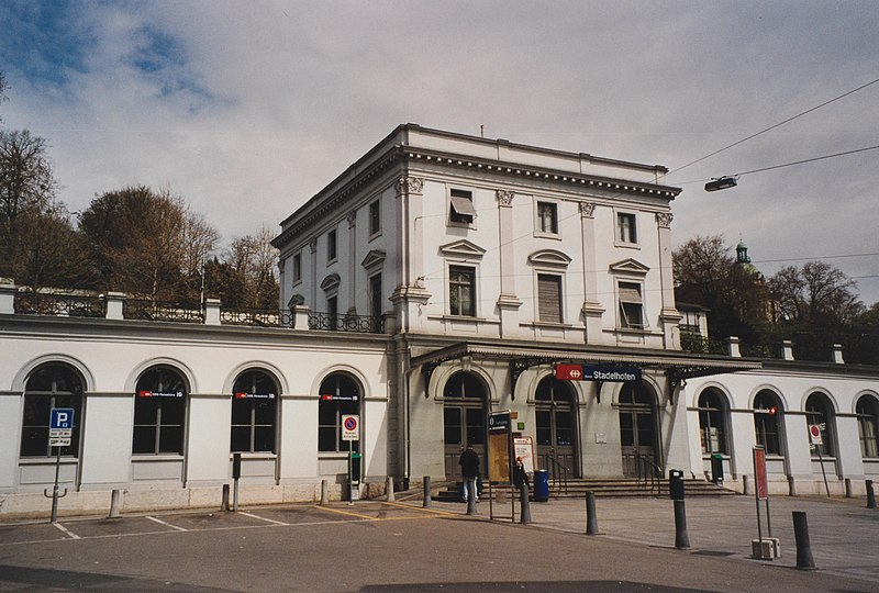 File:SBB Historic - F 122 01243 008 - Zuerich Stadelhofen Stationsgebaeude Strassenseite.jpg