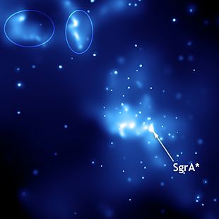 Röntgenbild von Sagittarius A* und zwei Lichtechos (markiert) einer früheren Explosion