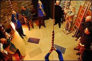 Het luiden van zes klokken in een kerk in Saltaire, Engeland
