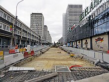 Les travaux du T5 avenue du 8 mai 1945 à Sarcelles, devant le centre commercial les Flanades. La plateforme est toujours en cours de réalisation en octobre 2011.