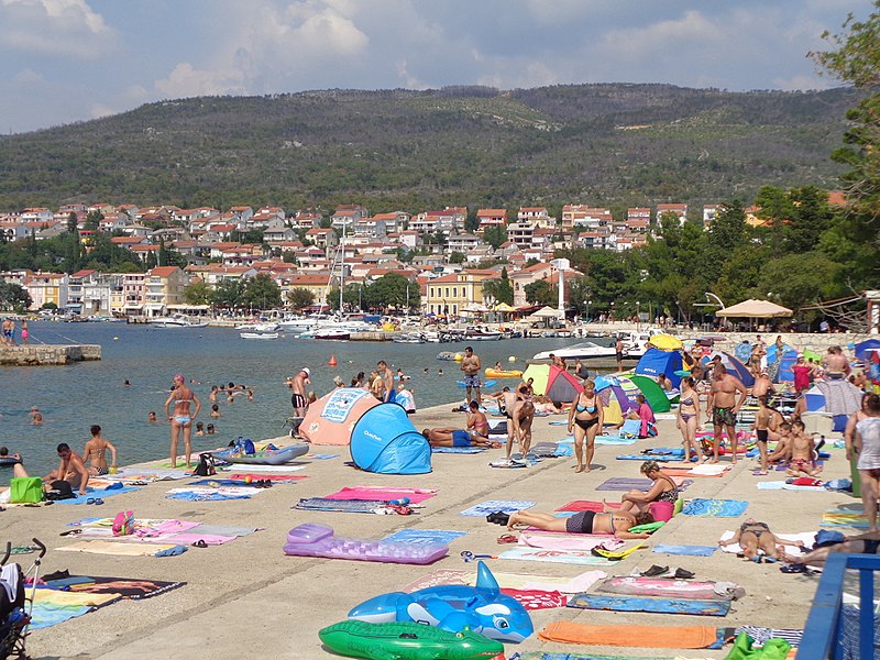 File:Selce (Croatia) - središnja plaža.jpg