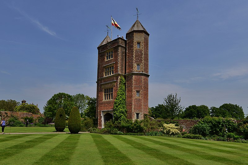 File:Sissinghurst Castle and Garden - geograph.org.uk - 4288621.jpg