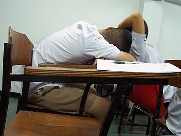 Description de l'image Sleeping students.jpg.