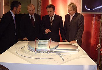 V. Mutko (balról a harmadik) az FC Spartak Moszkva stadionelrendezésének bemutatóján, 2006