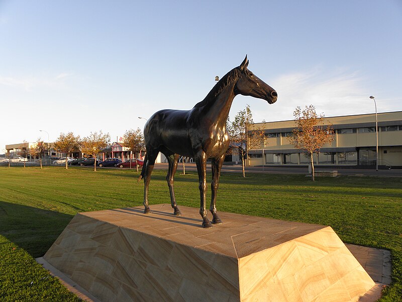 File:Statue of Makybe Diva at Port Lincoln 01.jpg