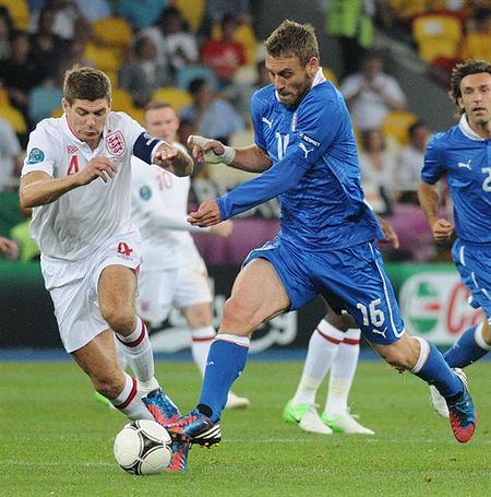 ไฟล์:Steven_Gerrard_and_Daniele_De_Rossi_England-Italy_Euro_2012_01.jpg