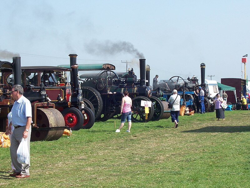 File:Stoke Goldington Steam Rally Steam Engines 2008.jpg