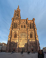 Straßburger Münster (1275–1486), eine Fassade, die vollständig mit Skulpturen und Maßwerk bedeckt ist