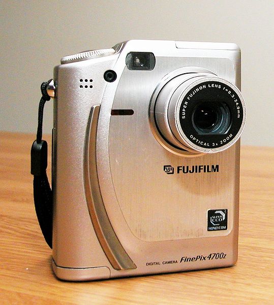 File:Sub FinePix4700z.JPG