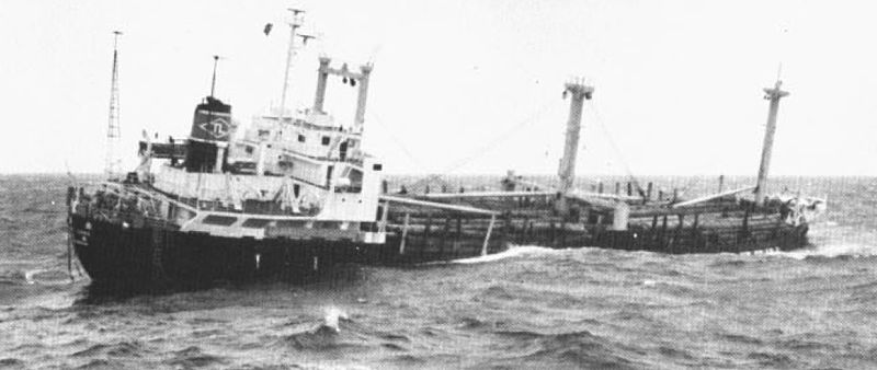 File:Taiwanese merchant ship Dai Lung sinking in the South China Sea in November 1983.jpg