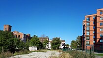Слева руины "Балтийской мануфактуры", справа - первые жилые дома квартала "Мануфактуури"