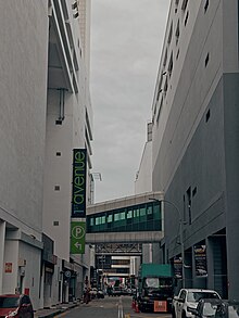 The overhead pedestrian bridge linking 1st Avenue Mall with Prangin Mall above Tek Soon Street. Tek Soon Street in George Town, Penang 2023.jpg