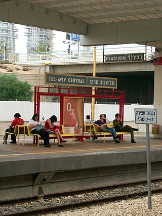 נוסעים בתחנת הרכבת תל אביב מרכז