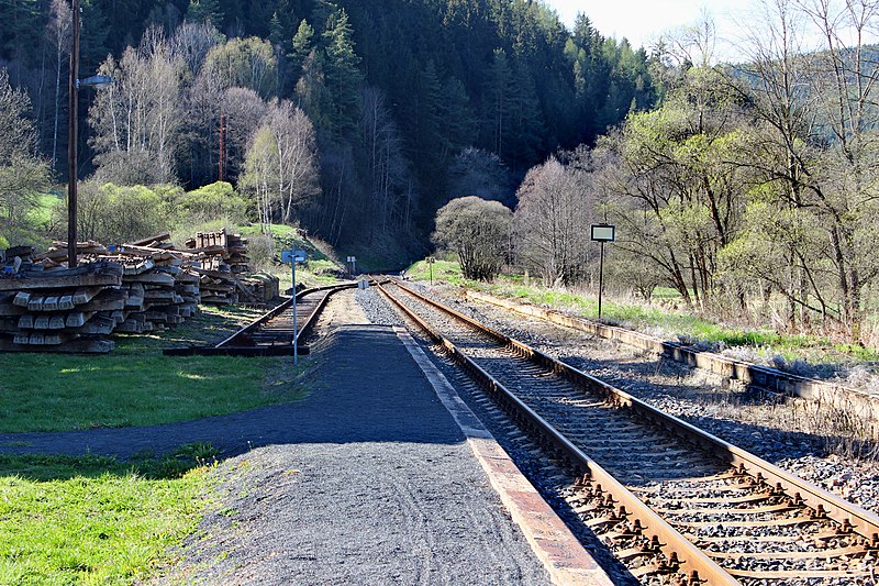 File:Teplička, train station 2.jpg