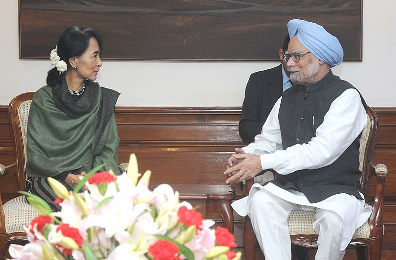 File:The Chairperson, National League for Democracy, Myanmar, Daw Aung San Suu Kyi calling on the Prime Minister, Dr. Manmohan Singh, in New Delhi on November 14, 2012.jpg