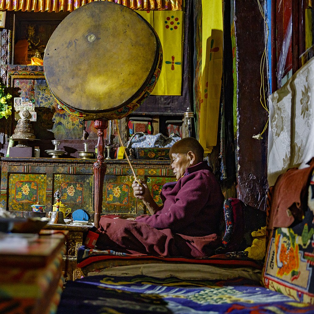 1024px-Tibetan_Buddhist_Monk_in_Ghami%2C_Upper_Mustang%2C_Nepal.jpg