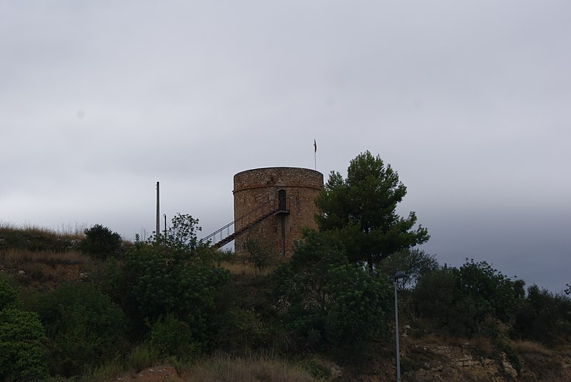 File:Torre de Botafocs, Av. de la Riera de la Bisbal, El Vendrell 01.jpg