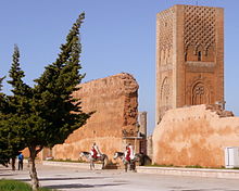 Hassan-Turm. Im Vordergrund Reste der Außenwände der ehemaligen Moschee aus Stampflehm