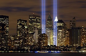 שתי אלומות אור מנציחות את המקום בו עמדו מגדלי התאומים, ביום השנה לפיגועי 11 בספטמבר.