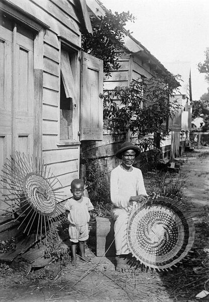 File:Tropenmuseum Royal Tropical Institute Objectnumber 10031049 Man vlecht een wasmand met naast hem.jpg