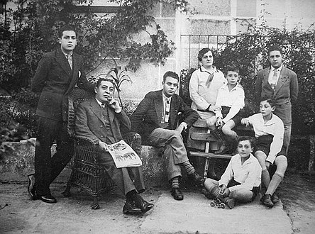 Tui, 1929. Familia Álvarez Blázquez. De esq. a der.: Celso, o pai Darío, Darío, a nai María, Álvaro, Alfonso, Emilio e Xosé María de pé.