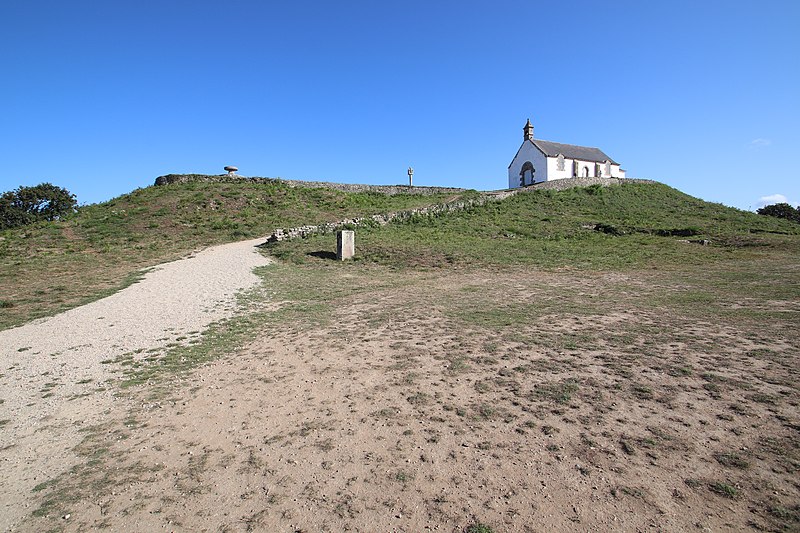 File:Tumulus Saint-Michel à Carnac le 1er septembre 2019 - 01.jpg