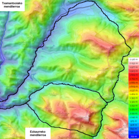 Az Ezcaurre-hegység (délen) és a Txamantxoia (északon) topográfiai térképe.