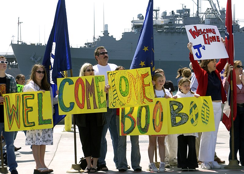 File:US Navy 040404-N-6753L-015 Friends and family of the USS Higgins (DDG 76) crew anxiously await their loved ones return at Naval Station San Diego, Calif.jpg