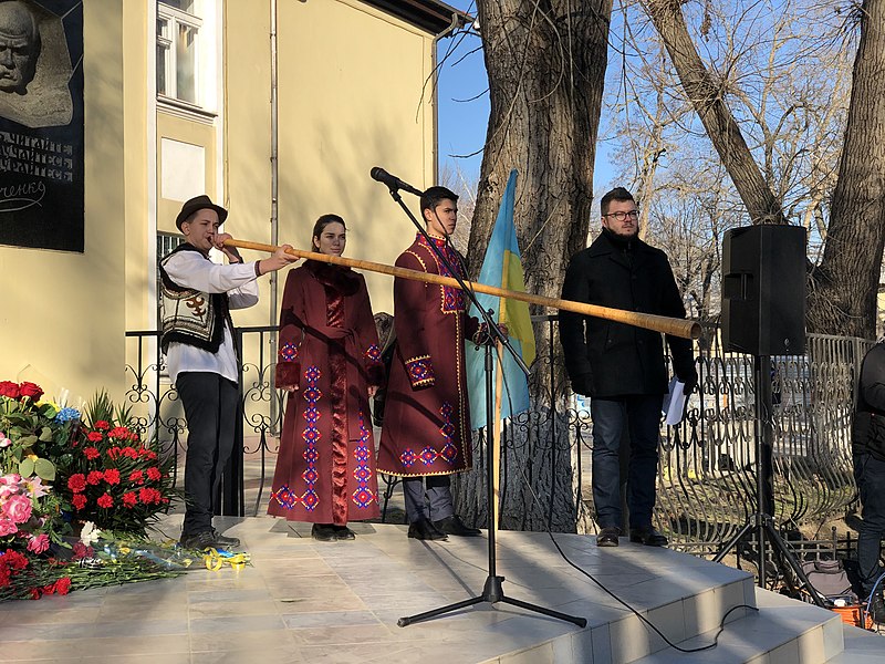 File:Ukrainian national costumes 04.jpg