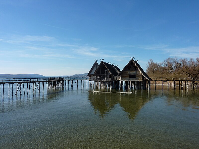 File:Unteruhldingen Pfahlbauten übers Wasser.jpg