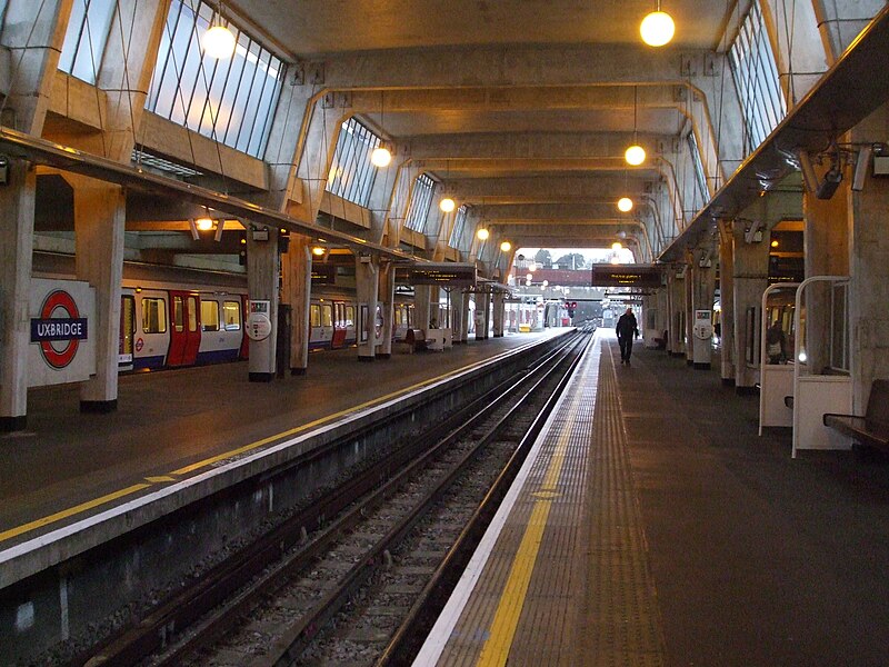 File:Uxbridge station centre track look east 2012.JPG