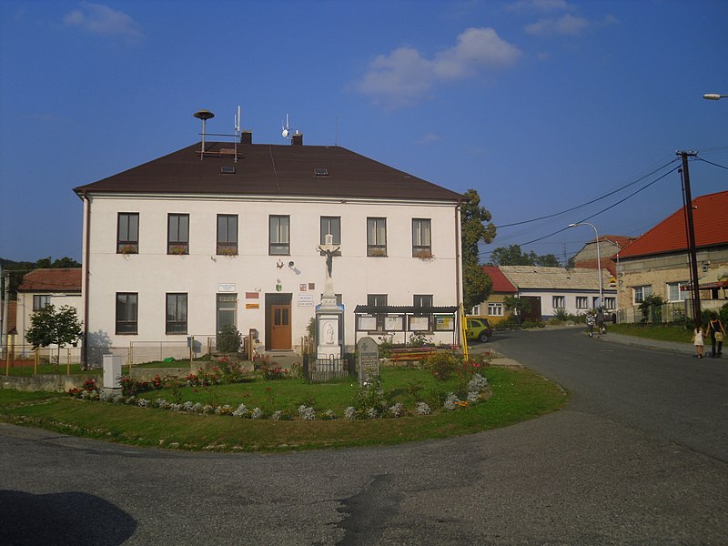 File:Vřesovice - municipal office.jpg