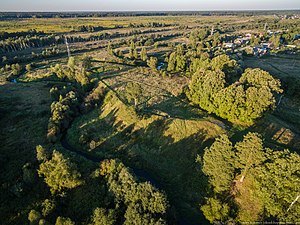 Вид с воздуха на Могутовское городище Объект культурного наследия России федерального значения рег. № 501441228630006 (ЕГРОКН) объект № 5010558000 (БД Викигида)