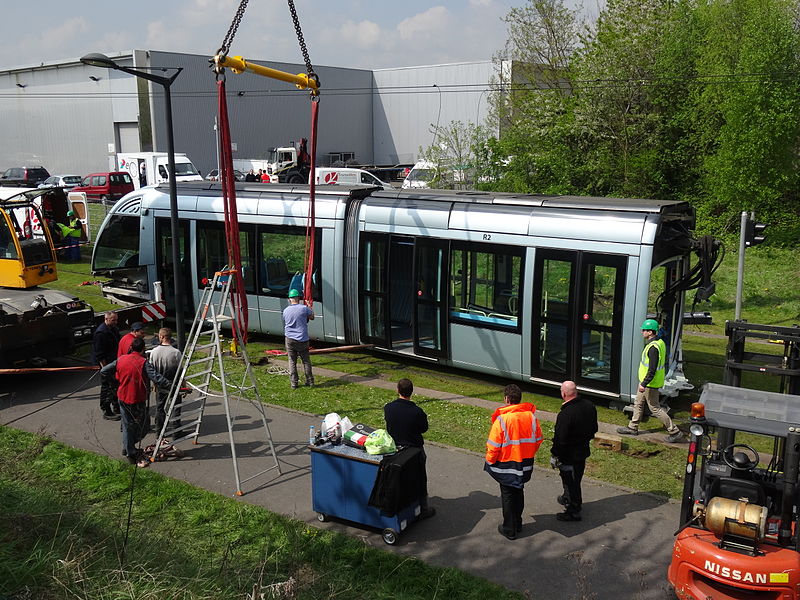 File:Valenciennes & Anzin - Déraillement de la rame de tramway n° 17 à la sortie du dépôt de Saint-Waast le 11 avril 2014 (056).JPG