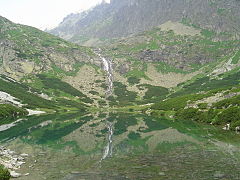 pohled na vodopád přes Velické pleso