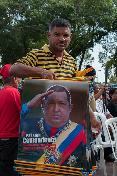 File:Vendedor de afiches con la imagen del Presidente Chavez.jpg